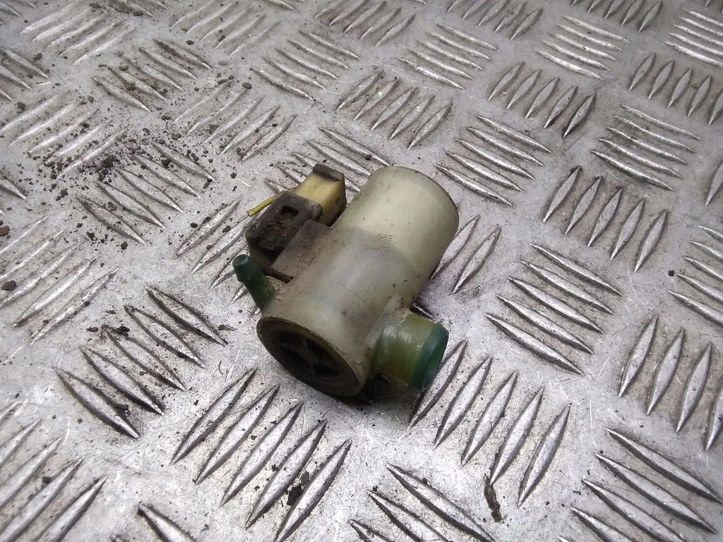 Windscreen/windshield washer pump – Subaru Legacy (1999-2003)