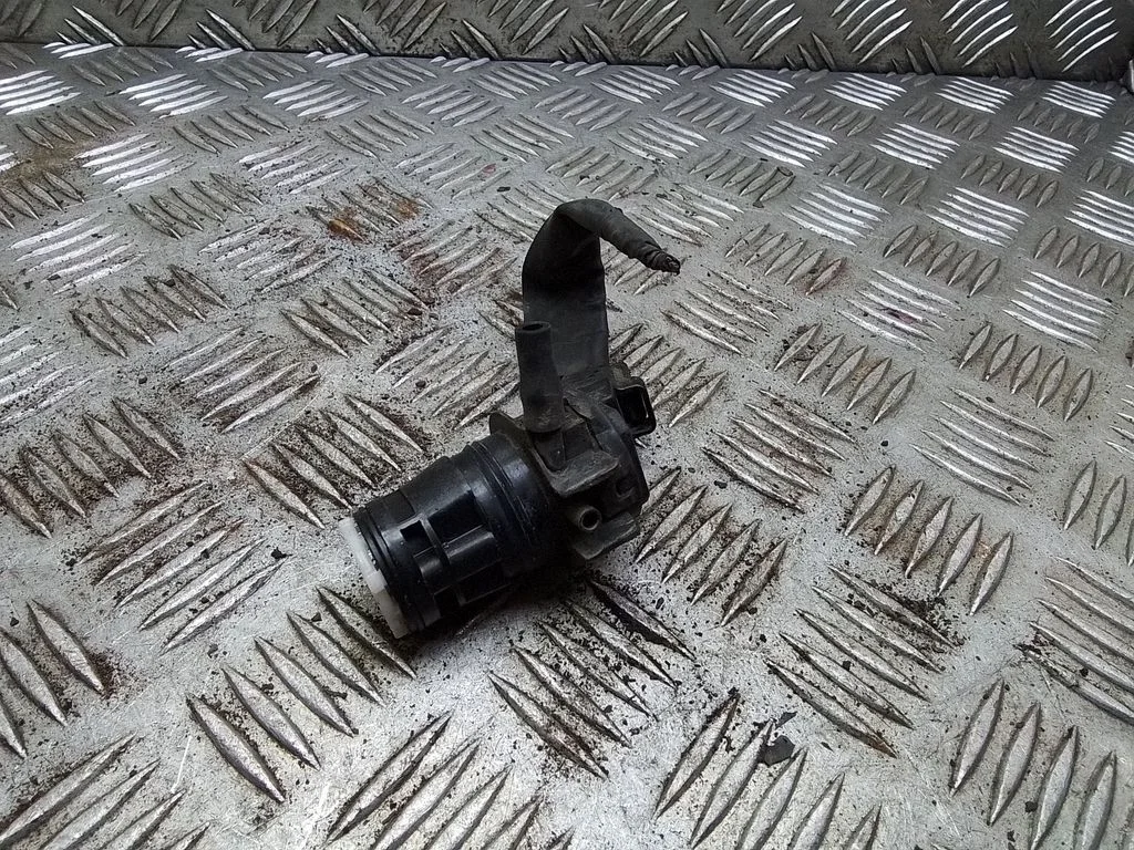 Klaasipesuvedeliku pump (klaaside) – Toyota Prius (XW20) (2003-2009)