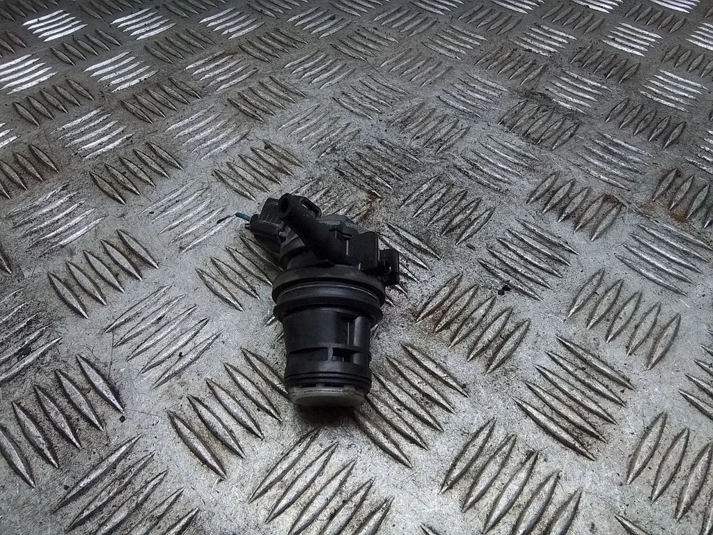 Klaasipesuvedeliku pump (klaaside) – Lexus IS 220D-250-350 (2006-2013)