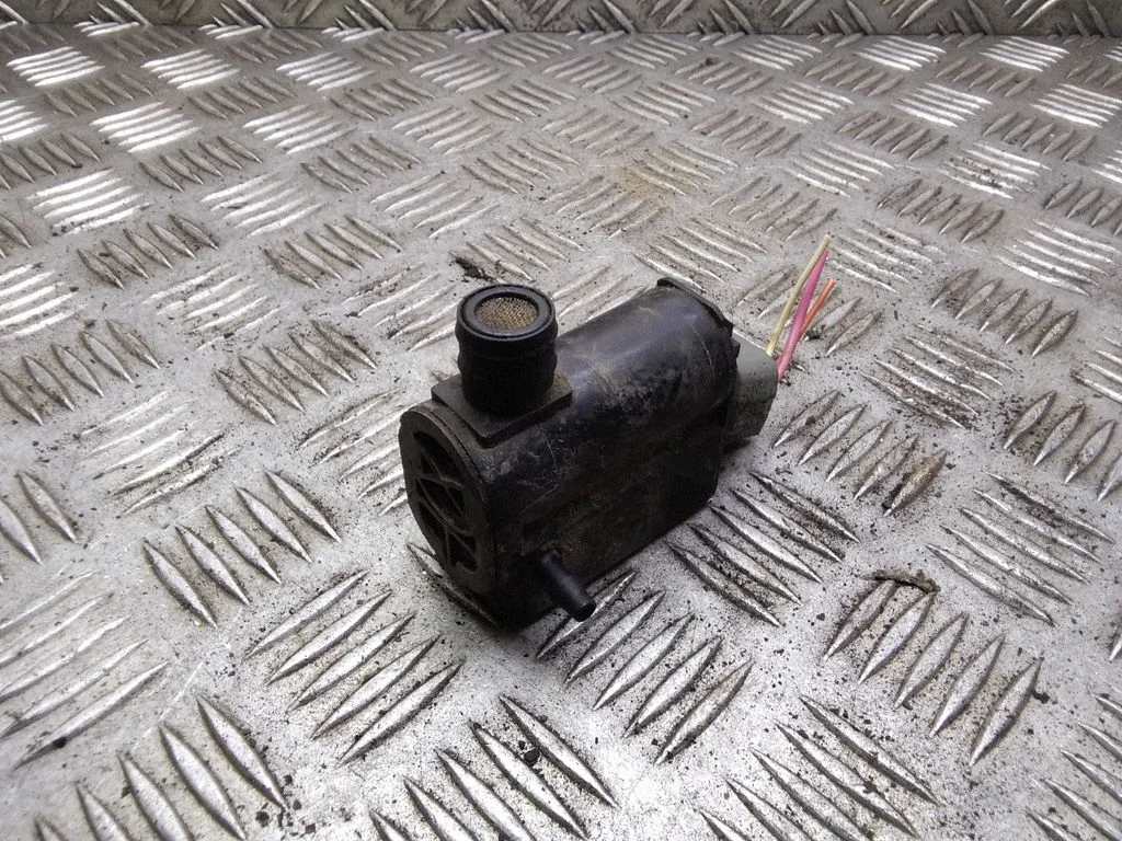 Windscreen/windshield washer pump – Hyundai Santa Fe (2000-2006)