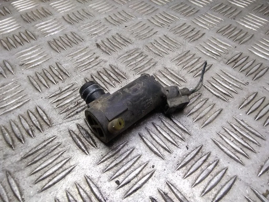 Windscreen/windshield washer pump – Toyota RAV 4 (XA20) (2000-2005)