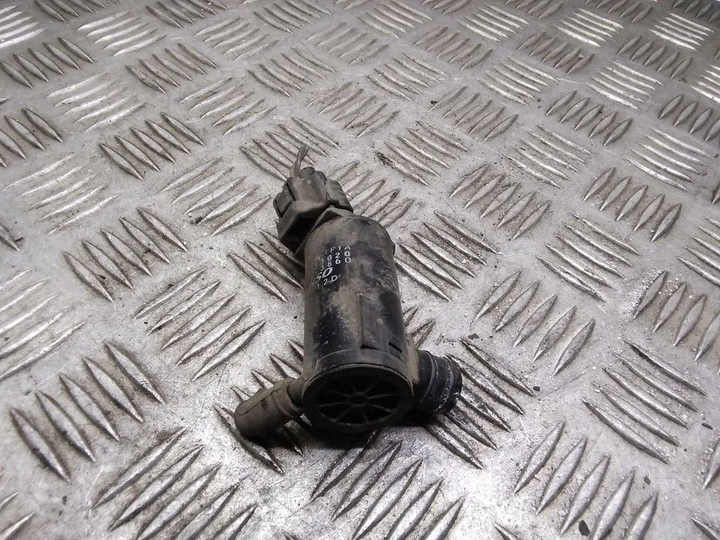Klaasipesuvedeliku pump (klaaside) – Toyota RAV 4 (XA20) (2000-2005)