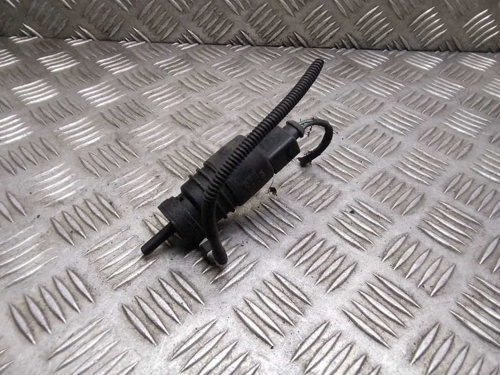 Windscreen/windshield washer pump – Volkswagen Passat B5.5 (2001-2005)