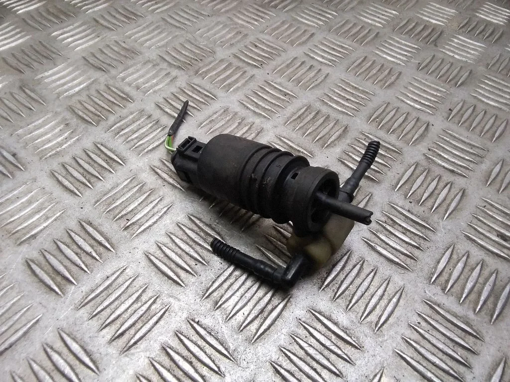 Windscreen/windshield washer pump – Volkswagen Passat B5.5 (2001-2005)