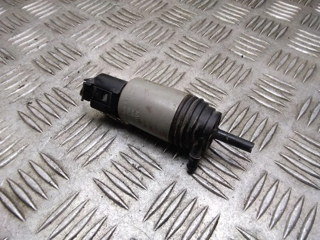 Klaasipesuvedeliku pump (klaaside) – BMW 5-seeria E60 E61 (2004-2010)