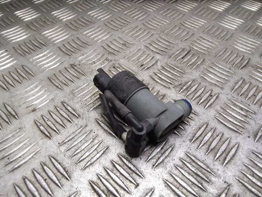 Windscreen/windshield washer pump – Nissan Qashqai (2010-2014)