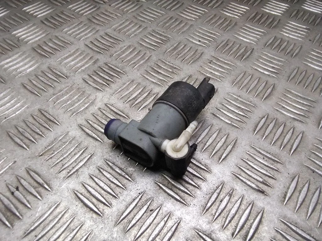 Windscreen/windshield washer pump – Nissan Qashqai (2010-2014)