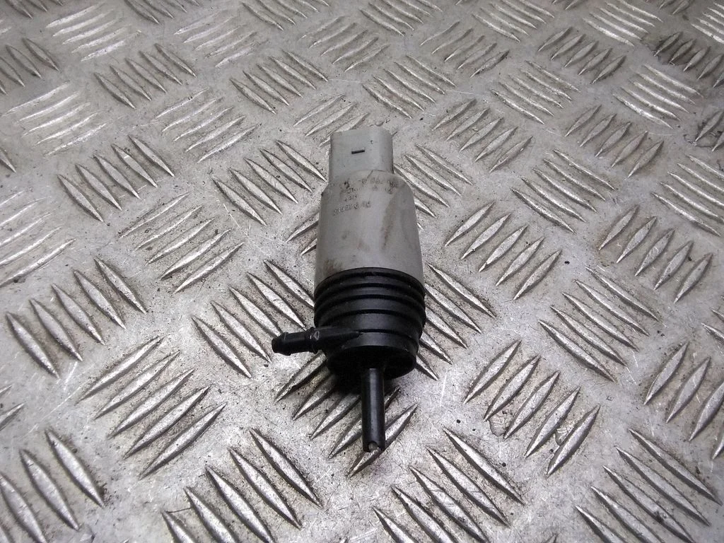 Logu mazgāšanas šķidruma sūknis (stiklu) – BMW 3. sērija E90 E91 (2005-2012)