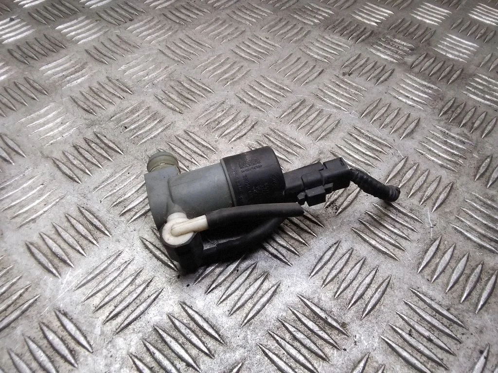 Windscreen/windshield washer pump – Nissan Qashqai+2 (2010-2014)