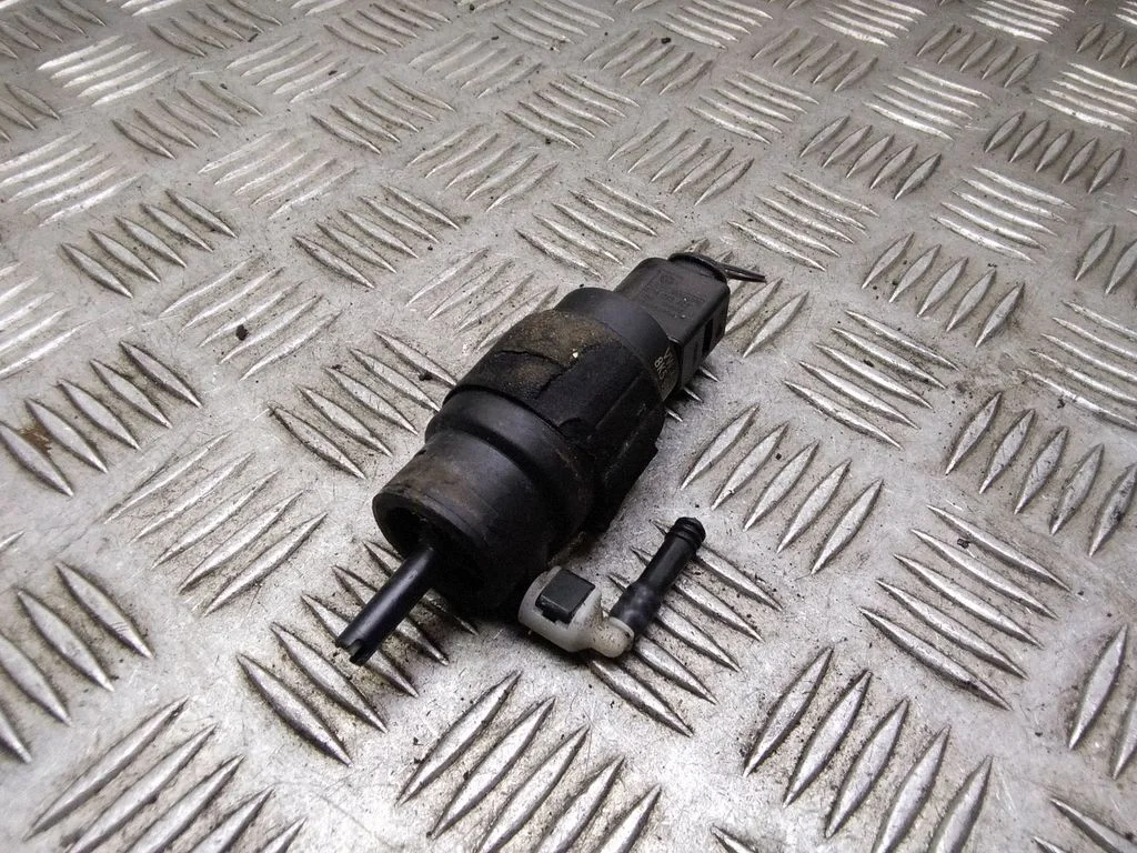 Windscreen/windshield washer pump – Audi A5 8T 8F (2007-2016)