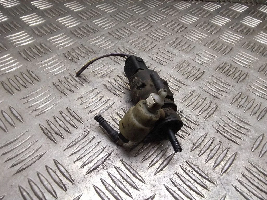 Pompka spryskiwacza szyb – Audi A4 S4 B7 8E 8H (2005-2008)