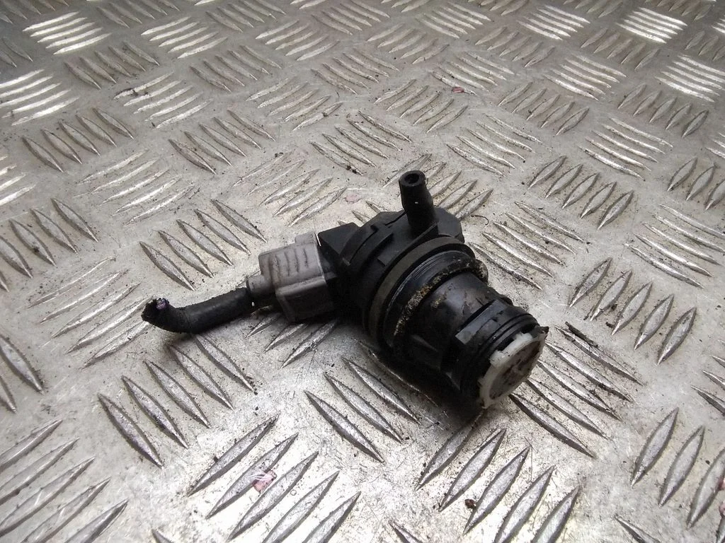 Klaasipesuvedeliku pump (klaaside) – Toyota Prius (XW30) (2009-2015)