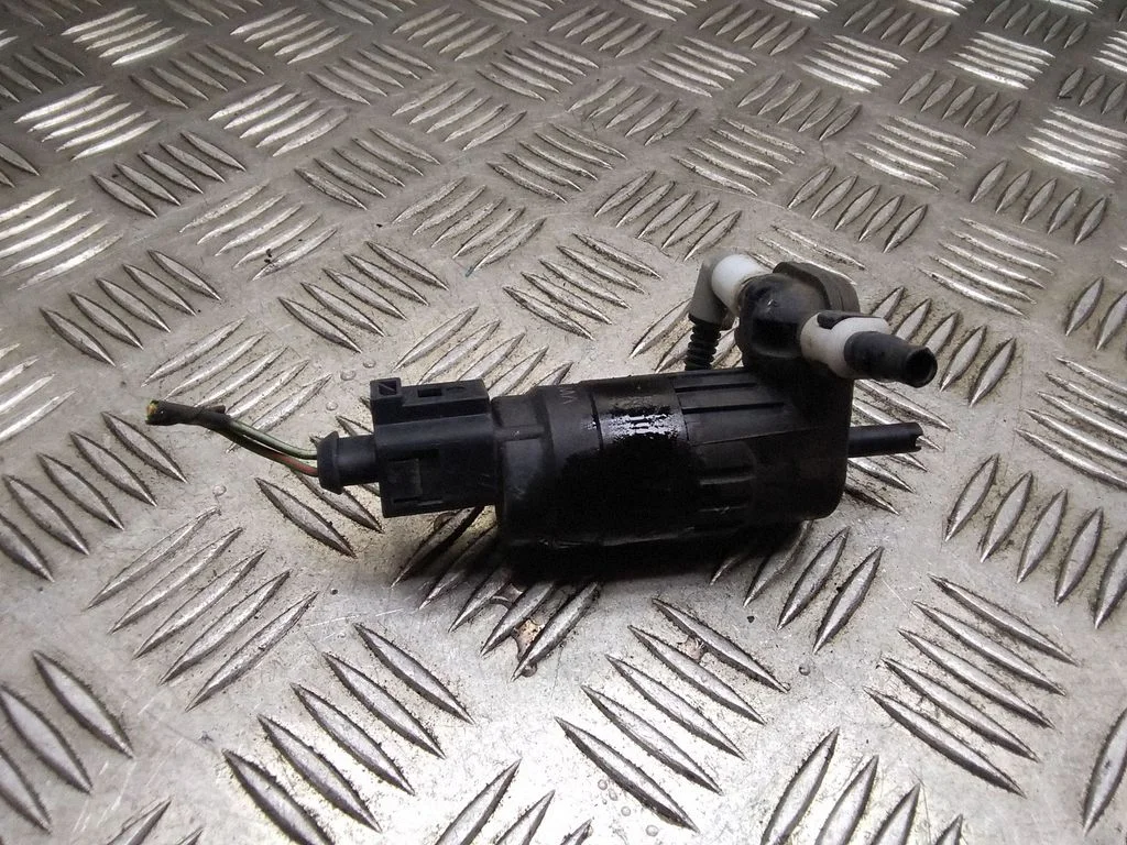 Windscreen/windshield washer pump – Skoda Yeti (5L) (2009-2017)