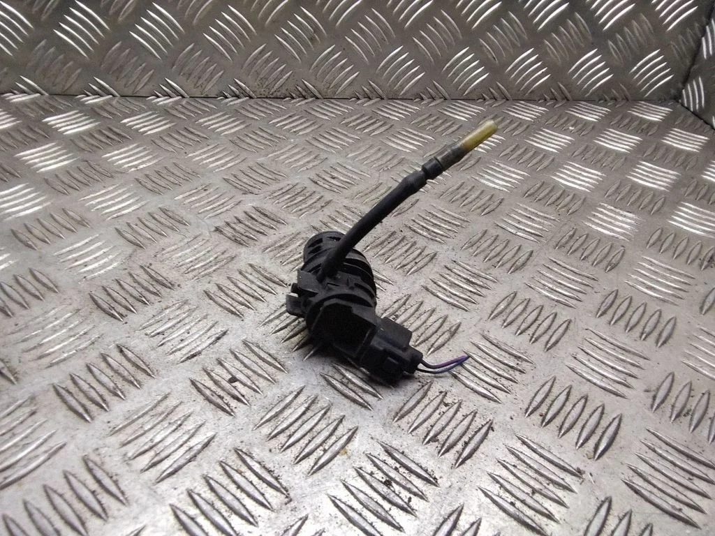Klaasipesuvedeliku pump (klaaside) – Toyota Prius (XW20) (2003-2009)