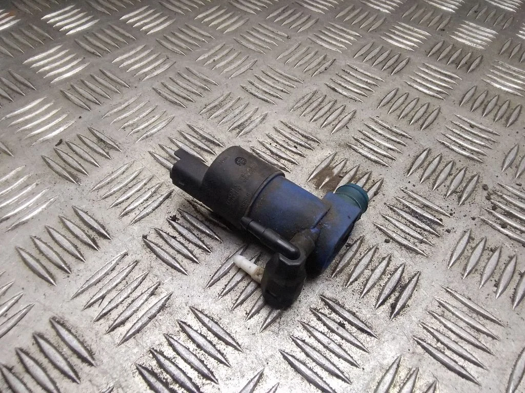 Windscreen/windshield washer pump – Renault Clio III (2005-2012)