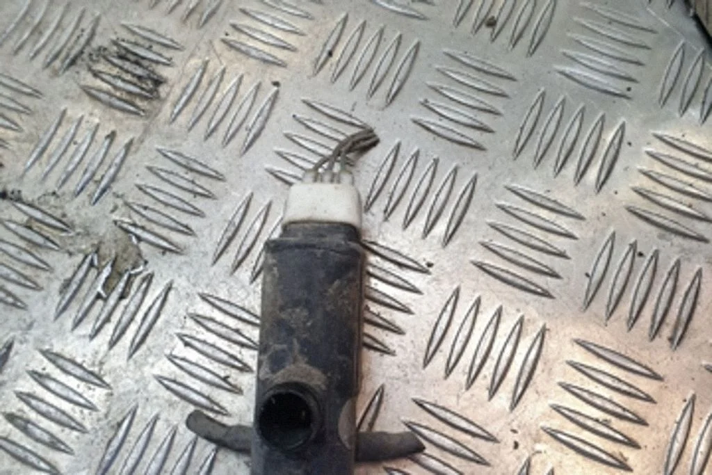 Klaasipesuvedeliku pump (klaaside) – Toyota Yaris Verso (1999-2005)