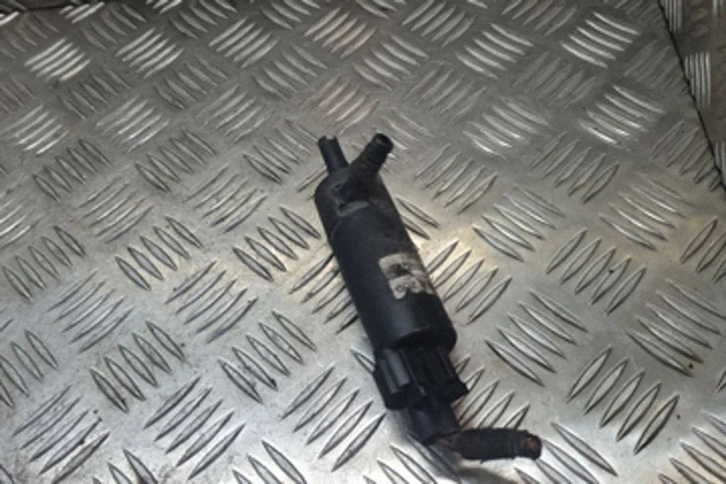 Windscreen/windshield washer pump – Opel Vectra C (2005-2009)