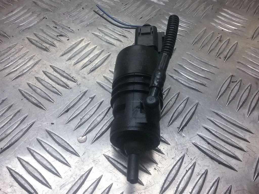 Pompka spryskiwacza szyb – Audi A4 S4 B7 8E 8H (2005-2008)