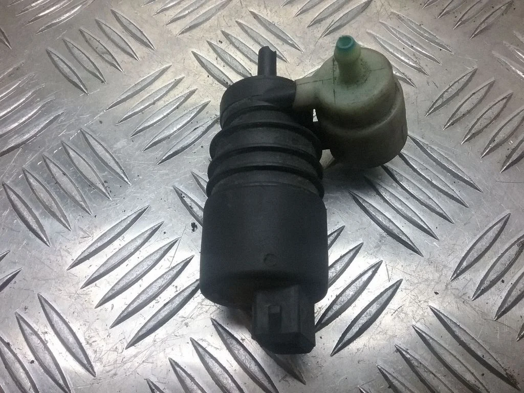 Klaasipesuvedeliku pump (klaaside) – Toyota Prius (XW20) (2003-2009)