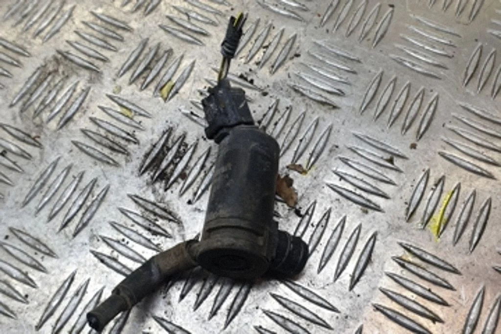 Klaasipesuvedeliku pump (klaaside) – Ford Focus C-MAX (2003-2010)