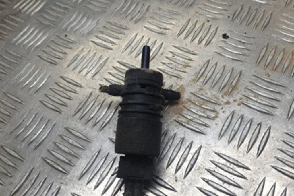 Windscreen/windshield washer pump – Volkswagen Transporter - Caravelle T4 (1991-2003)
