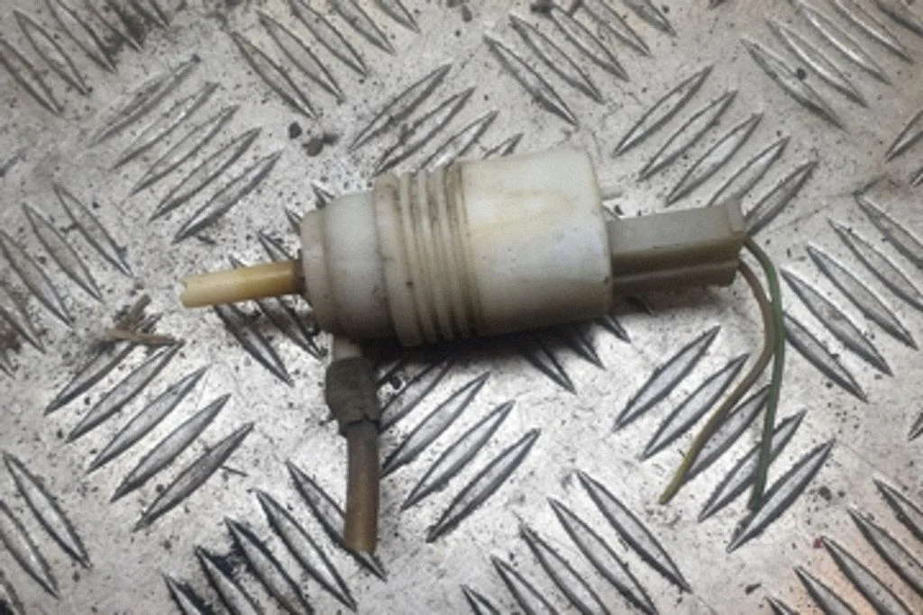 Windscreen/windshield washer pump – Volkswagen Transporter - Caravelle T4 (1991-2003)
