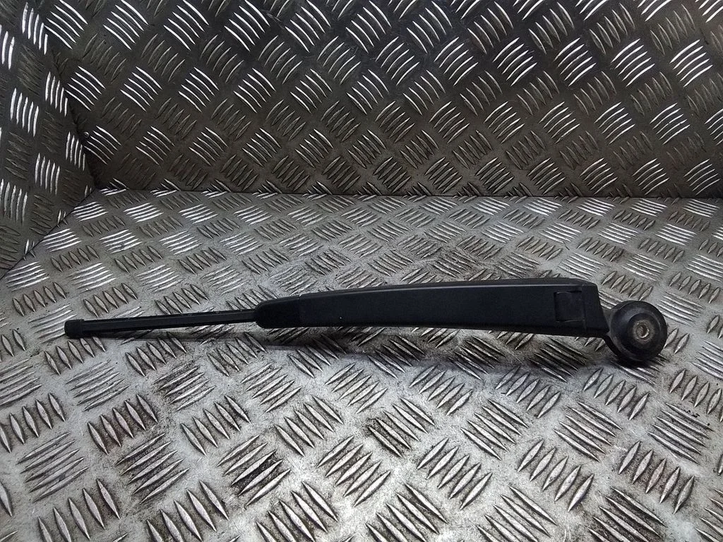 Rear wiper blade arm – Volkswagen Touareg I (2002-2010)
