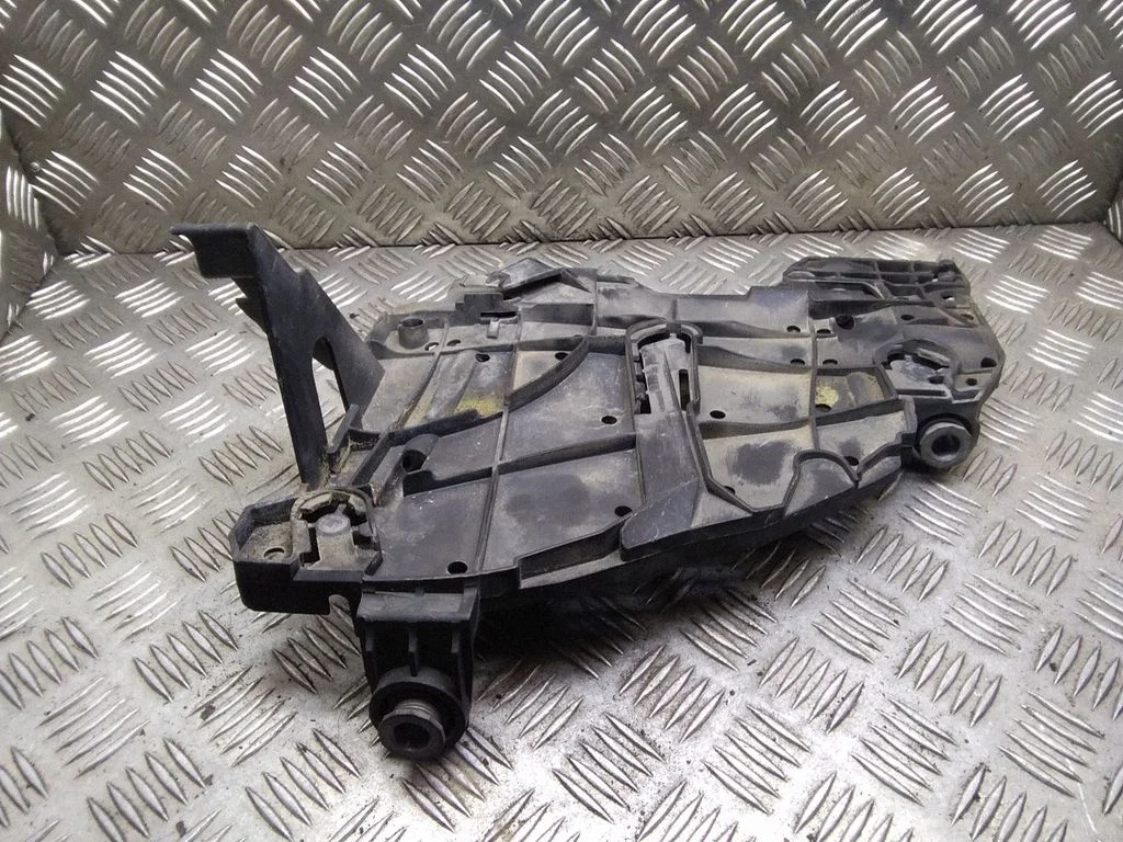 Esitule kinnitusklamber – Volkswagen Touareg I (2002-2010)