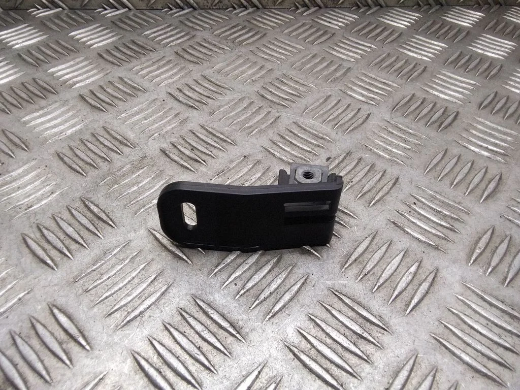 Esitule kinnitusklamber – BMW 1-seeria E81 E87 (2004-2011)