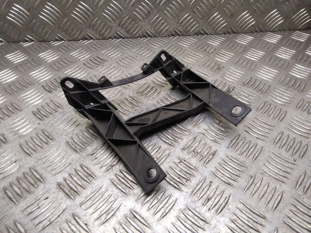 Esitule kinnitusklamber – Volkswagen Transporter - Caravelle T5 (2003-2015)
