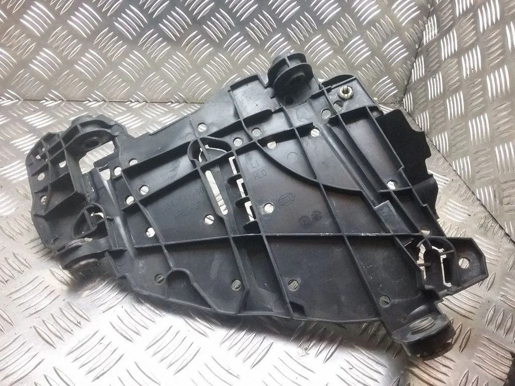 Esitule kinnitusklamber – Volkswagen Touareg I (2002-2010)