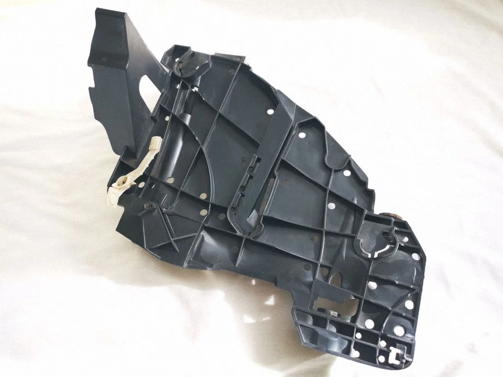 Esitule kinnitusklamber – Volkswagen Touareg I (2002-2010)