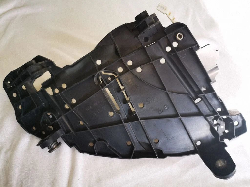 Esitule kinnitusklamber – Volkswagen Touareg I (2002-2010)