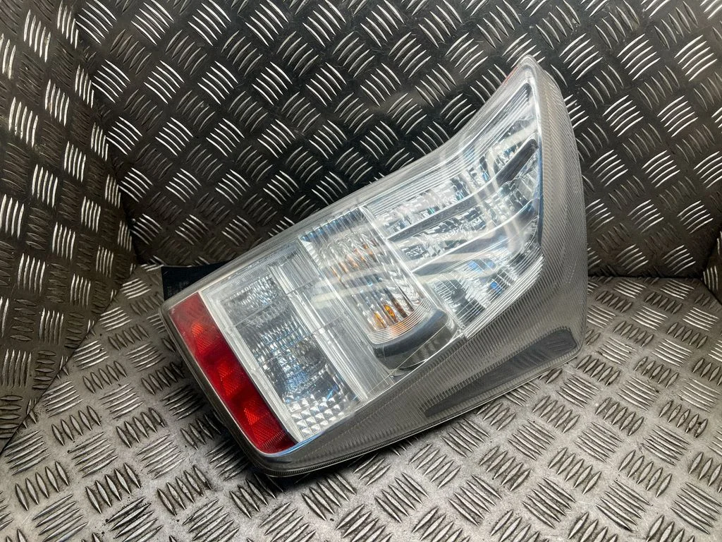 Aizmugurējais lukturis virsbūvē – Toyota Prius (XW30) (2009-2015)