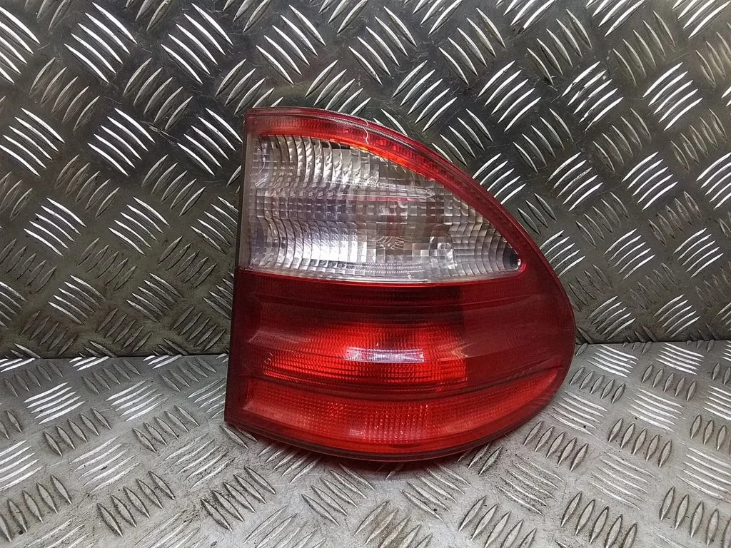 Aizmugurējais lukturis virsbūvē – Mercedes-Benz E klase W210 (1995-2002)