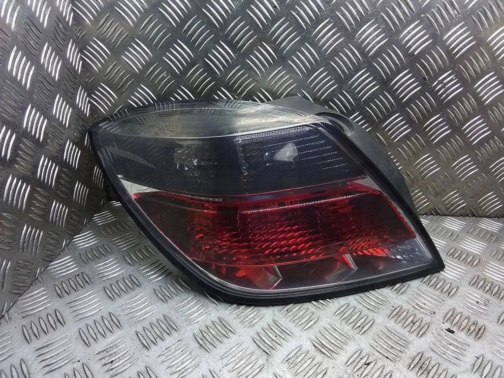 Aizmugurējais lukturis virsbūvē – Opel Astra H (2004-2012)