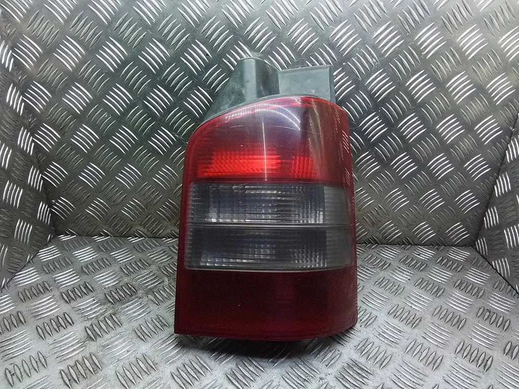 Lampa tylna w błotniku – Volkswagen Multivan T5 (2003-2015)