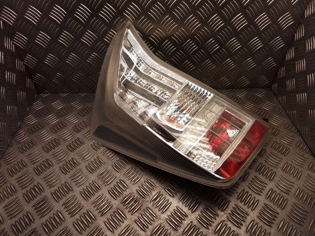 Aizmugurējais lukturis virsbūvē – Toyota Prius (XW30) (2009-2015)