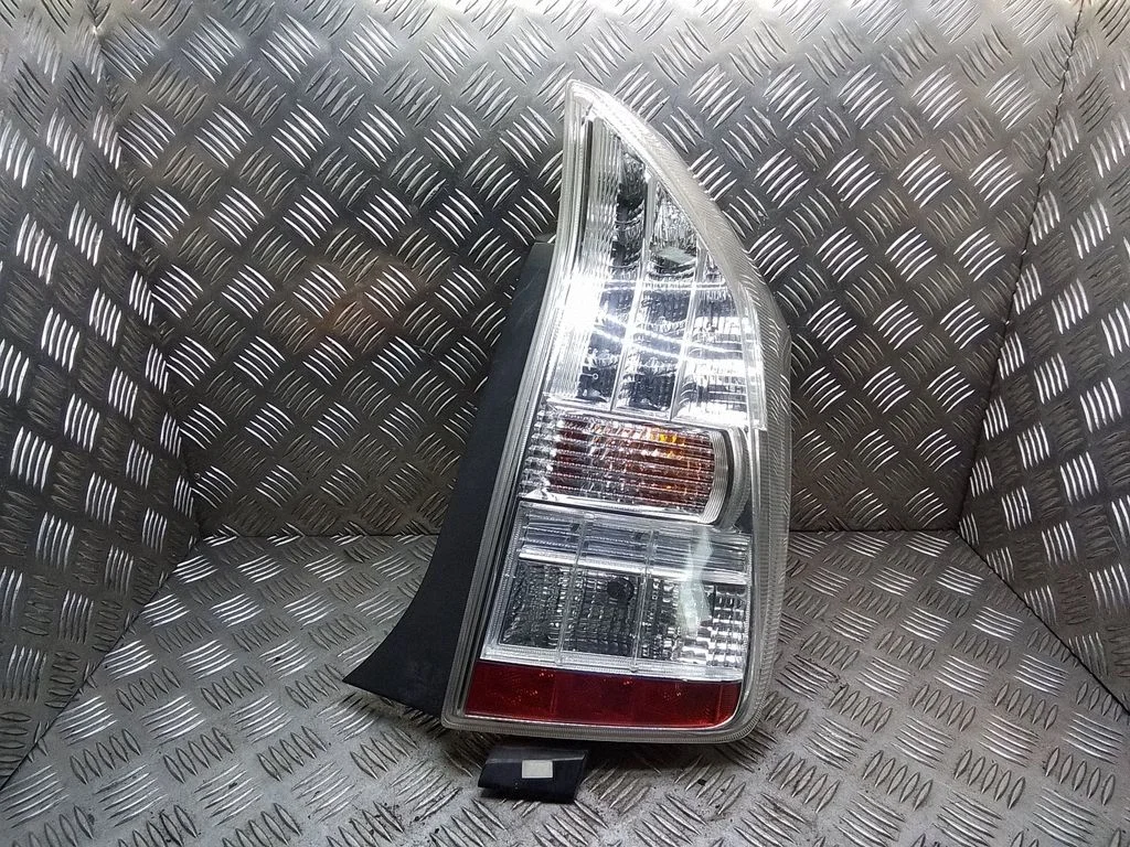 Aizmugurējais lukturis virsbūvē – Toyota Prius (XW30) (2009-2015)