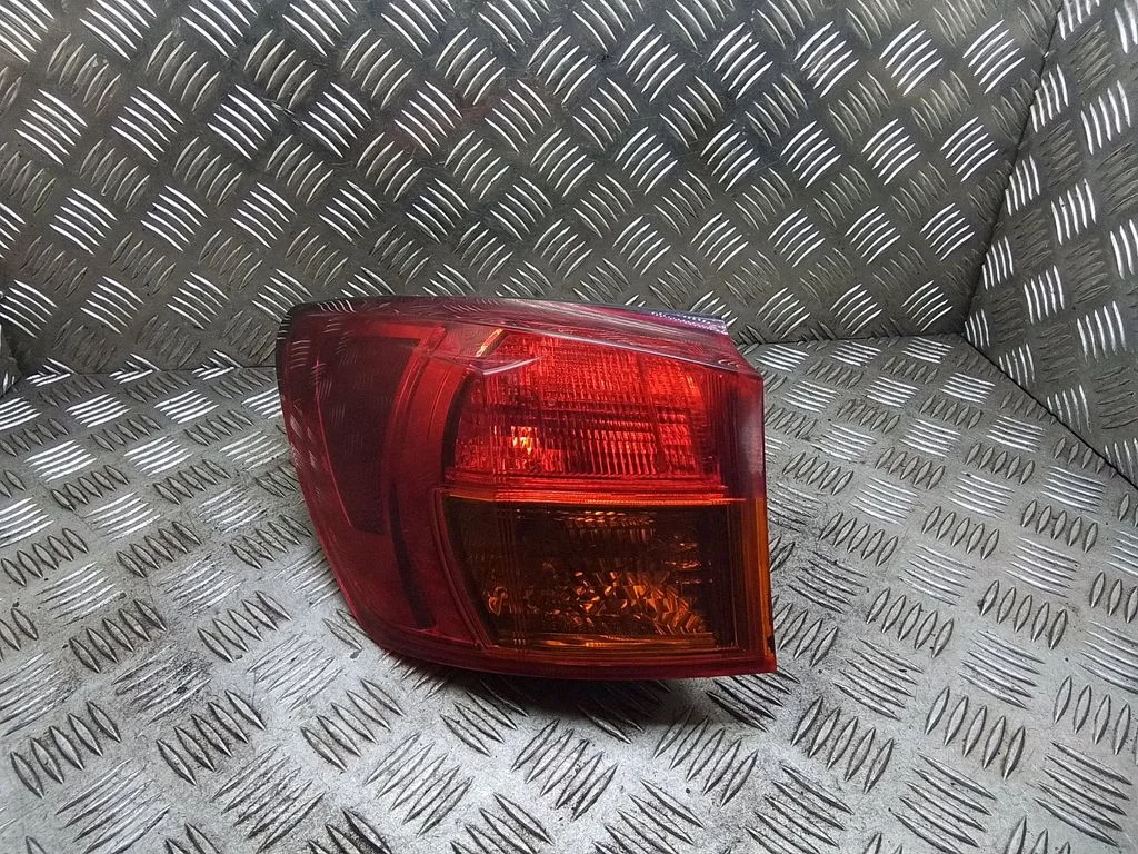Aizmugurējais lukturis virsbūvē – Lexus IS 220D-250-350 (2006-2013)