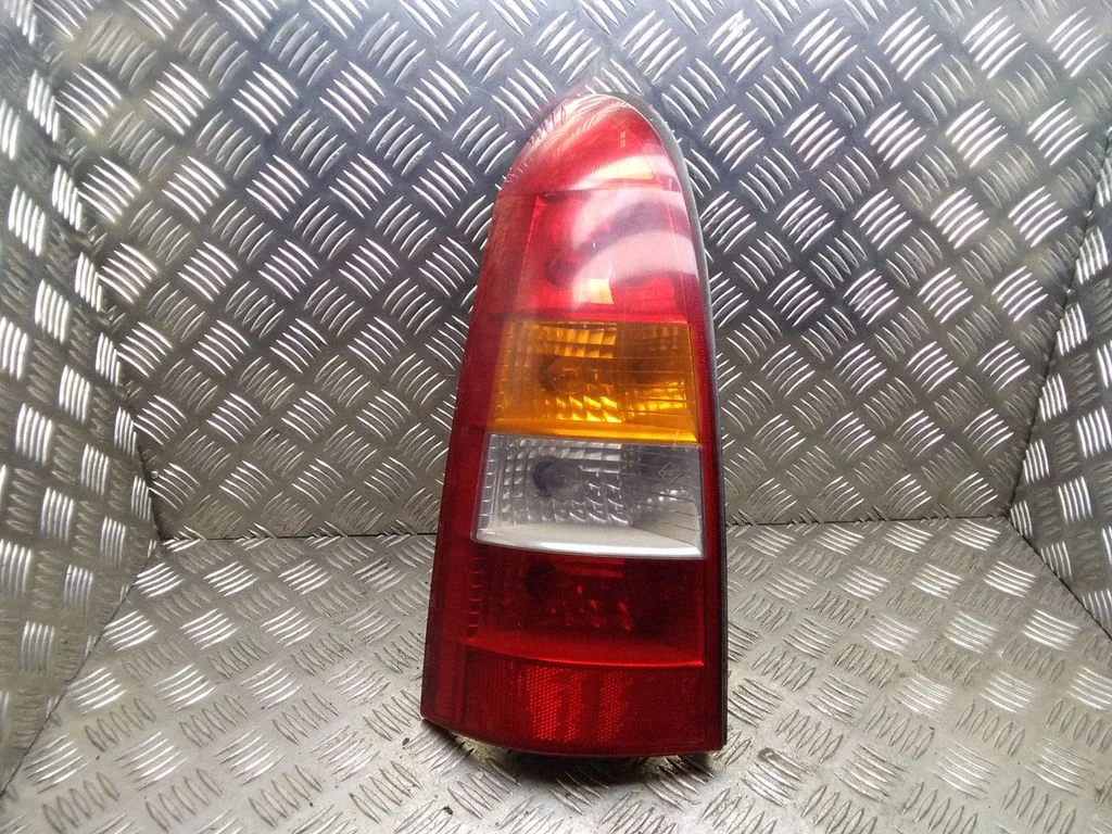 Aizmugurējais lukturis virsbūvē – Opel Astra F (1992-1998)