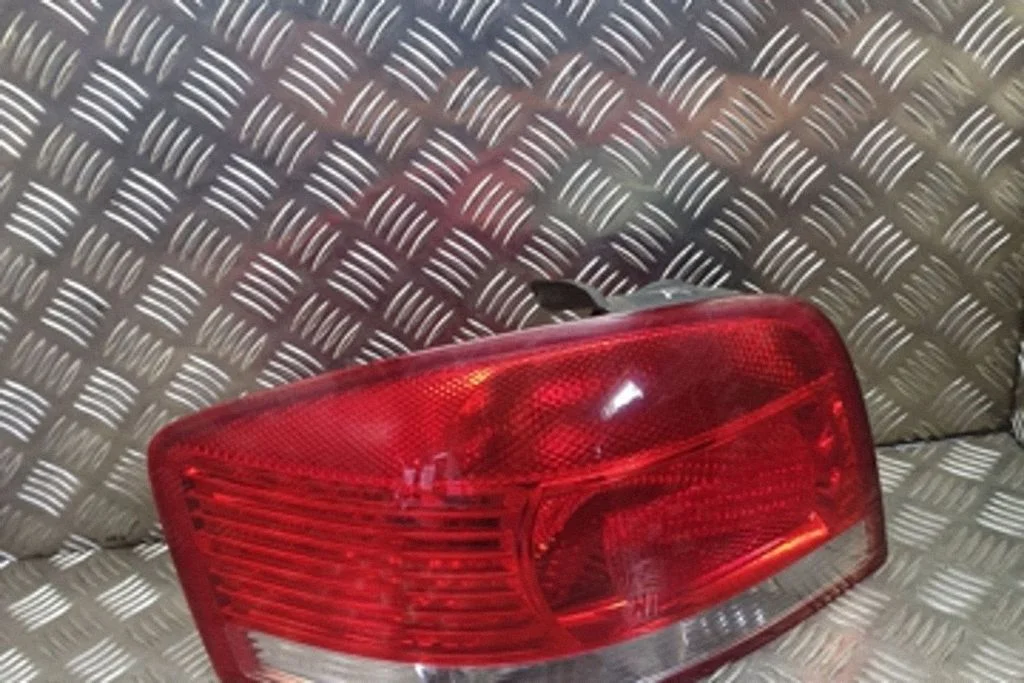Aizmugurējais lukturis virsbūvē – Audi A3 S3 8L (1996-2003)