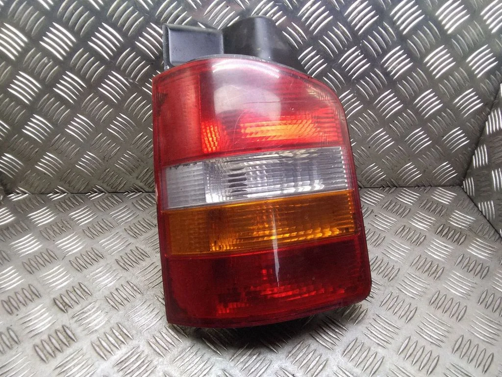 Lampa tylna w błotniku – Volkswagen Transporter - Caravelle T5 (2003-2015)