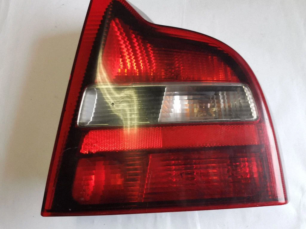 Aizmugurējais lukturis virsbūvē – Volvo S80 (2004-2006)