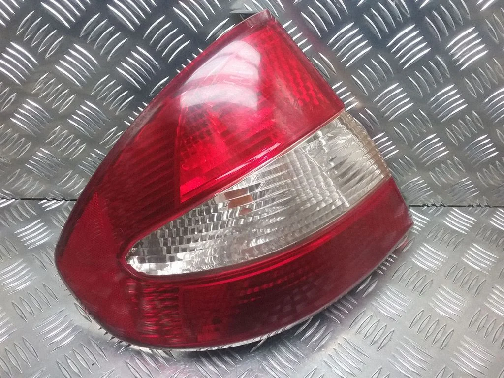 Aizmugurējais lukturis virsbūvē – Toyota Prius (XW10) (1997-2003)