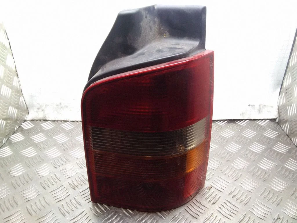 Lampa tylna w błotniku – Volkswagen Transporter - Caravelle T5 (2003-2015)
