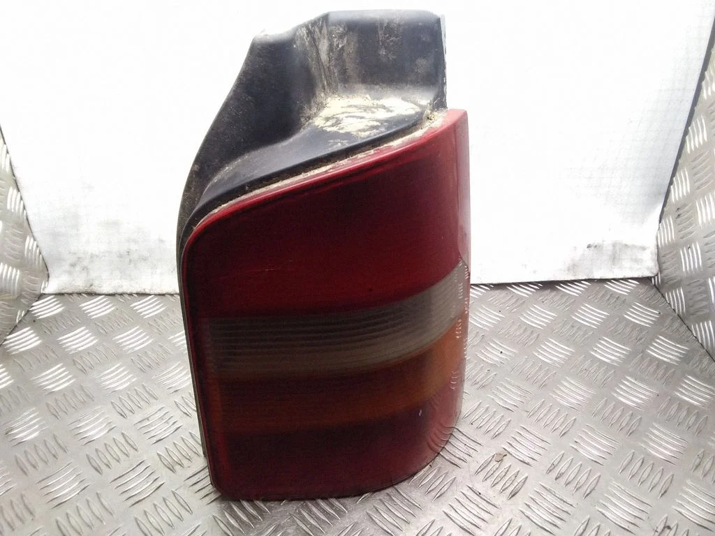 Lampa tylna w błotniku – Volkswagen Transporter - Caravelle T5 (2003-2015)