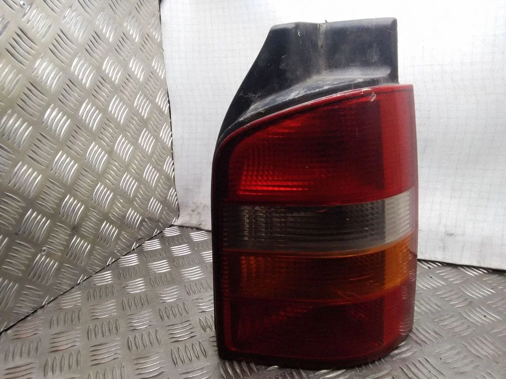 Lampa tylna w błotniku – Volkswagen Transporter - Caravelle T5 (2003-2015)