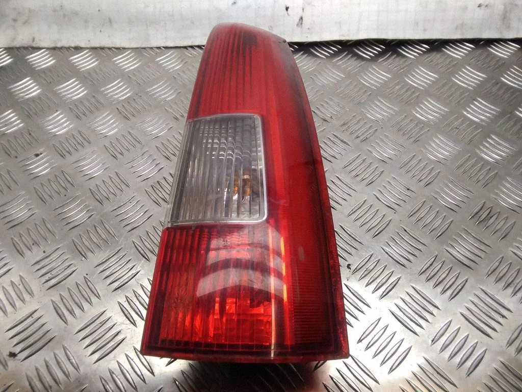 Aizmugurējais lukturis virsbūvē – Volvo V70 (2000-2004)