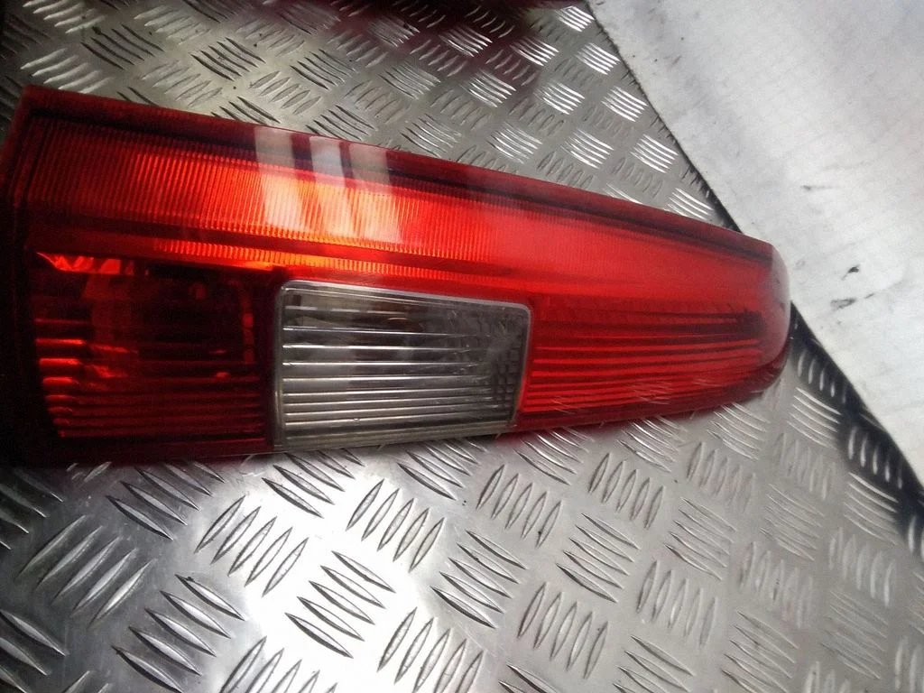 Aizmugurējais lukturis virsbūvē – Volvo V70 (2000-2004)
